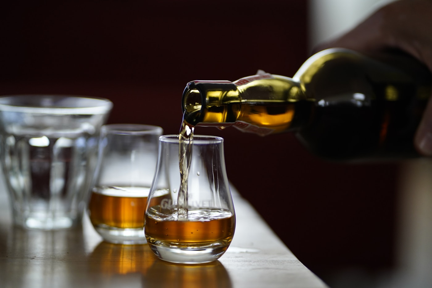Edler Wein im Glas, warm beleuchtet